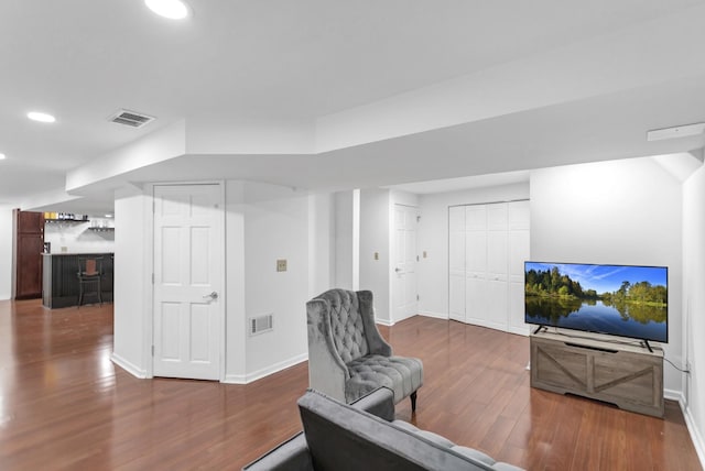3174 Larrabee Dr, Geneva, IL 60134 - living area featuring wood finished floors, baseboards, recessed lighting, and bar