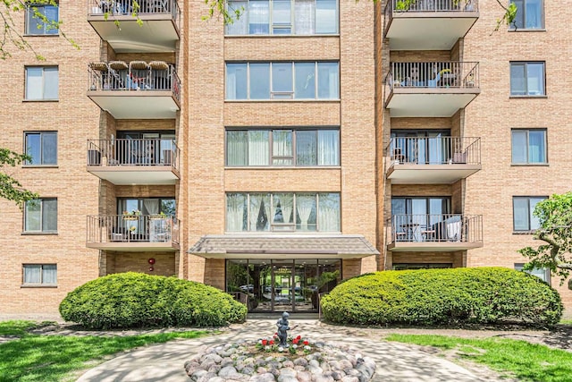 view of apartment building / complex