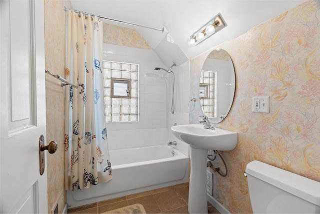 6914 S Cregier Ave, Chicago, IL 60649 - full bath featuring toilet, tile patterned floors, shower / bath combo with shower curtain, wallpapered walls, and vaulted ceiling