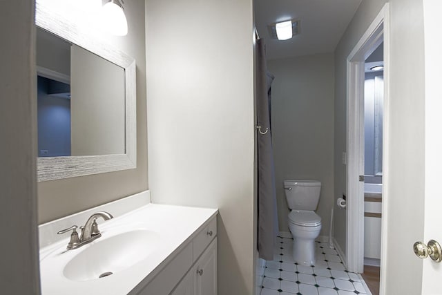 full bathroom with toilet, vanity, curtained shower, and baseboards