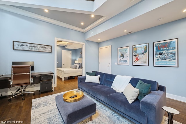 living room featuring dark wood-type flooring, recessed lighting, baseboards, and a desk
