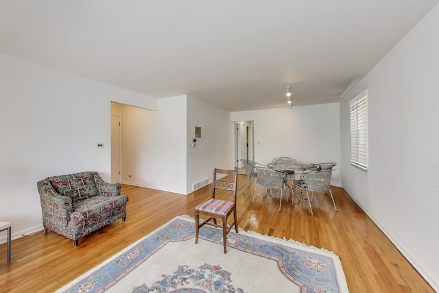 1021 S Blvd, Evanston, IL 60202 - living area featuring wood finished floors and baseboards