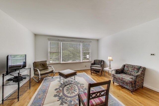 1021 S Blvd, Evanston, IL 60202 - sitting room with light wood-type flooring
