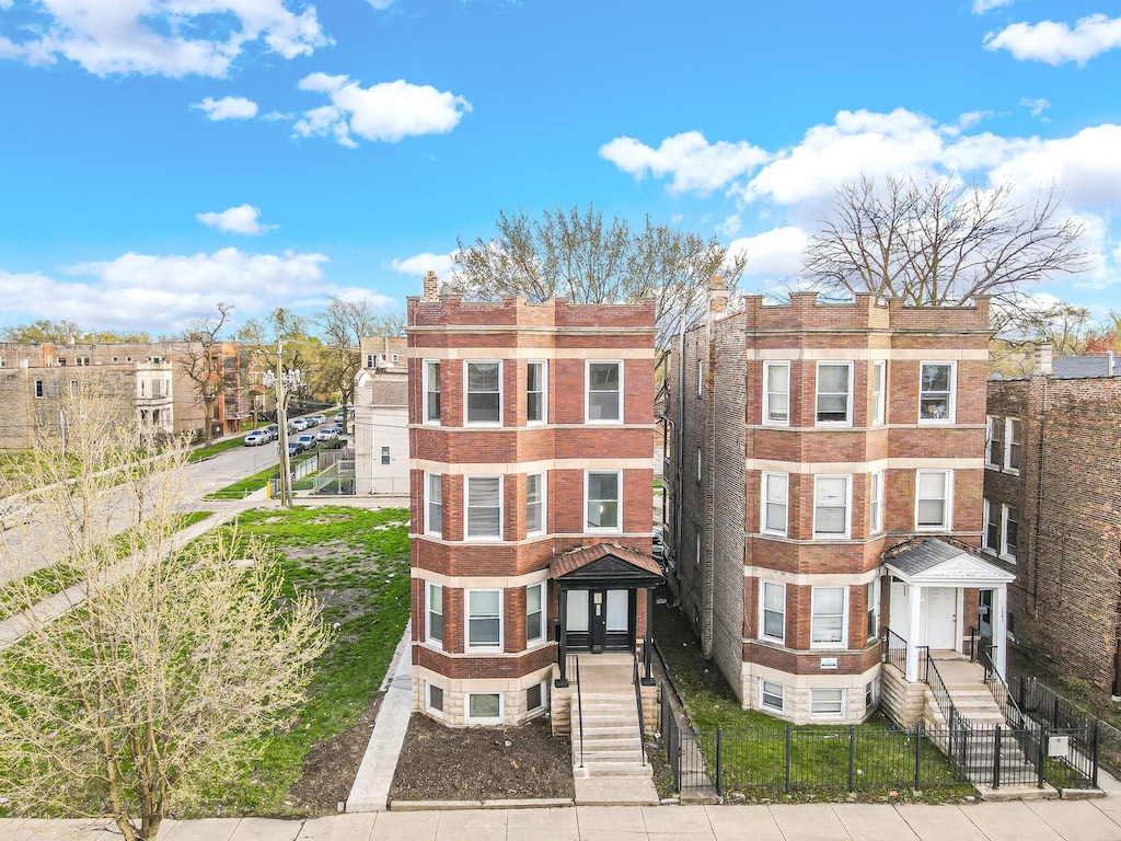 3839 W 14th St, Chicago, IL 60623 - view of property featuring a fenced front yard