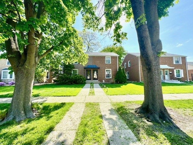 view of front facade featuring a front lawn