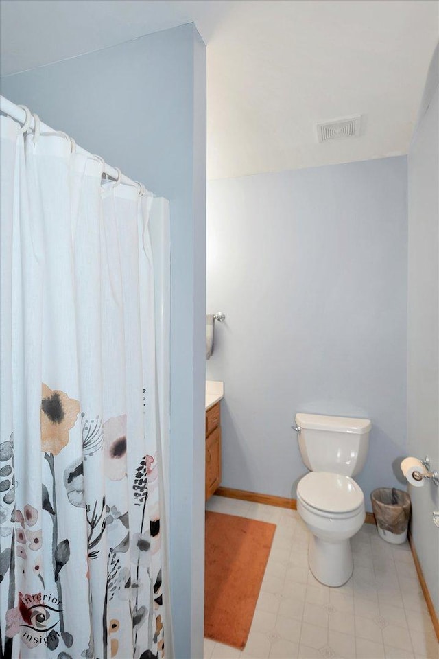 975 S Laura Ln, Coal City, IL 60416 - full bath featuring toilet, vanity, baseboards, and curtained shower