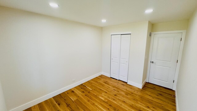 527 Northgate Rd, Lindenhurst, IL 60046 - unfurnished bedroom featuring light wood-style floors, baseboards, recessed lighting, and a closet