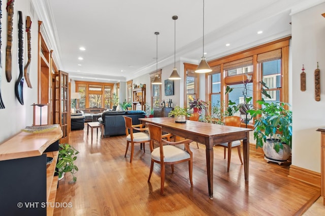 4752 N Beacon St, Chicago, IL 60613 - dining area featuring light wood-type flooring, ornamental molding, and recessed lighting