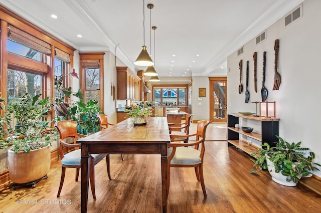 4752 N Beacon St, Chicago, IL 60613 - dining area featuring plenty of natural light, light wood-style floors, ornamental molding, and recessed lighting