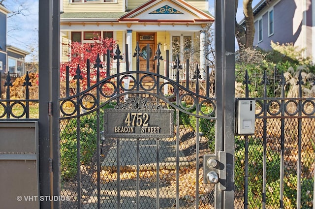 4752 N Beacon St, Chicago, IL 60613 - gate featuring fence