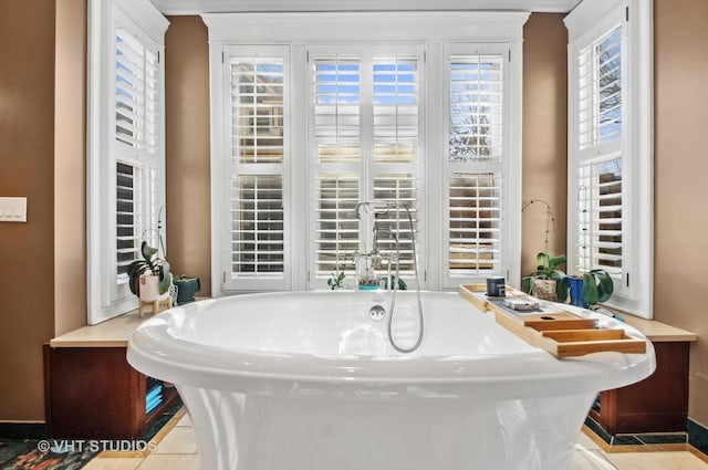 4752 N Beacon St, Chicago, IL 60613 - full bath featuring a freestanding bath and tile patterned flooring