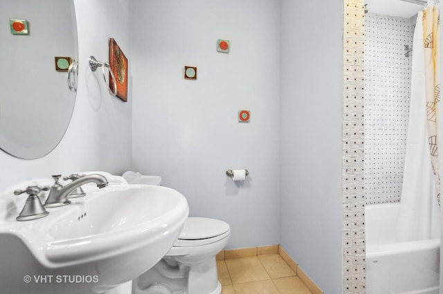 4752 N Beacon St, Chicago, IL 60613 - bathroom featuring a sink, baseboards, tile patterned floors, a shower with shower curtain, and toilet