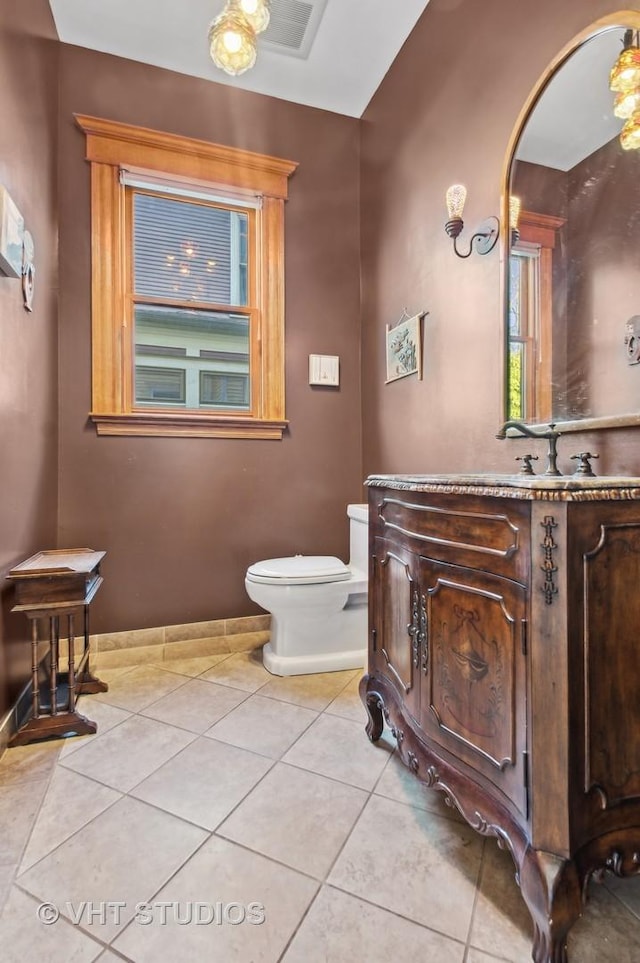 4752 N Beacon St, Chicago, IL 60613 - bathroom with toilet, tile patterned flooring, vanity, and baseboards