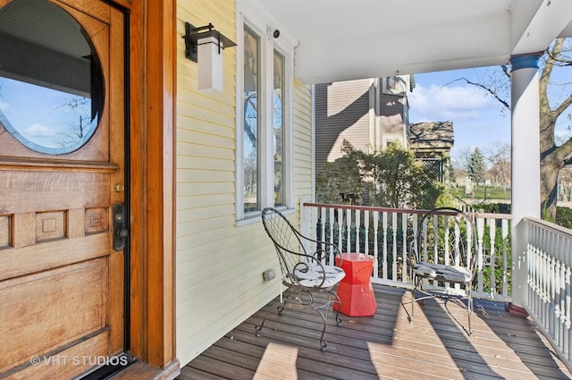 4752 N Beacon St, Chicago, IL 60613 - deck with covered porch