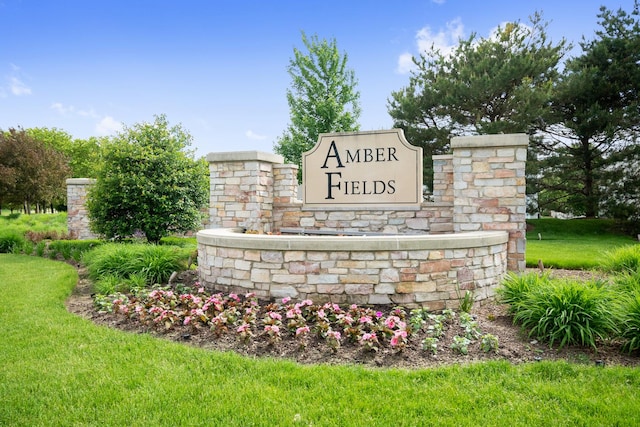community sign with a yard