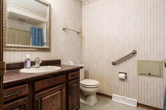 5718 Tasselbury Close, Rockford, IL 61114 - full bath with wallpapered walls, toilet, vanity, and curtained shower