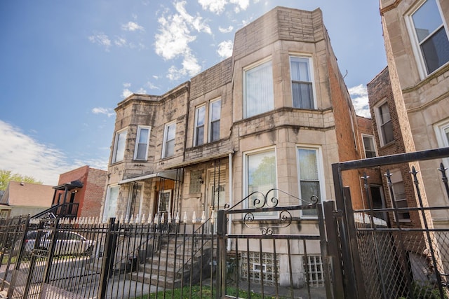 3929 W Arthington St, Chicago, IL 60624 - view of building exterior featuring a fenced front yard