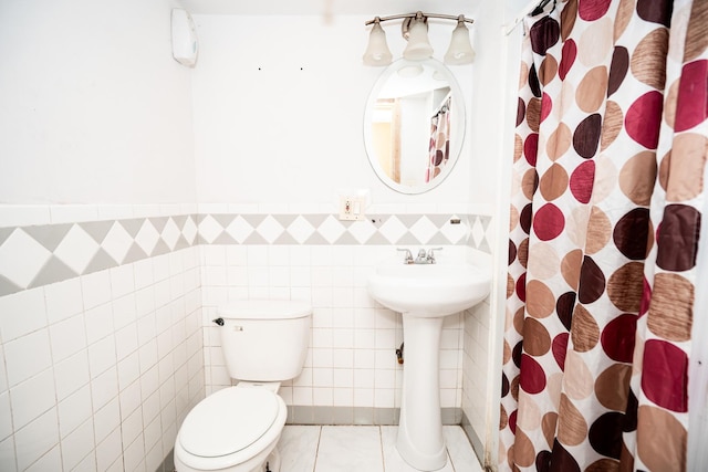 3929 W Arthington St, Chicago, IL 60624 - full bathroom featuring tile walls, toilet, a wainscoted wall, and curtained shower