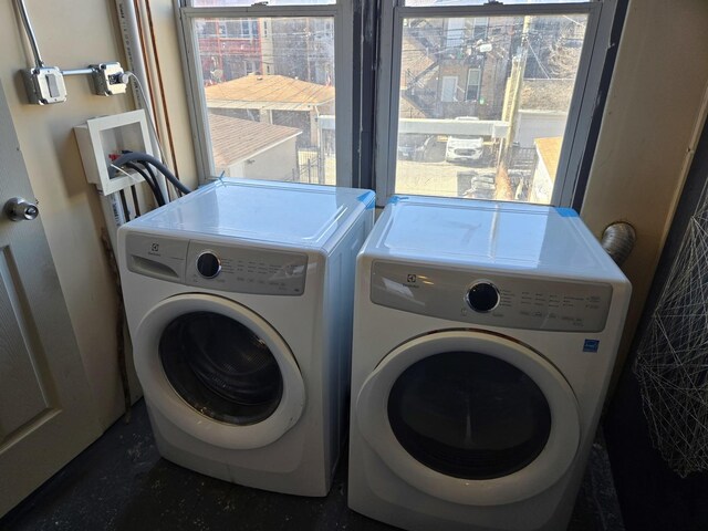 948 N California Ave, Chicago, IL 60622 - laundry room with washing machine and dryer