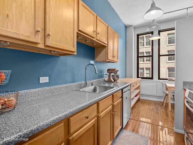 600 S Dearborn St Unit 302, Chicago, IL 60605 - kitchen featuring a sink, appliances with stainless steel finishes, light wood-style flooring, pendant lighting, and a textured ceiling