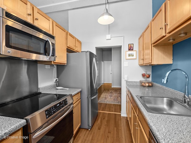 600 S Dearborn St Unit 302, Chicago, IL 60605 - kitchen featuring stainless steel appliances, a sink, dark wood finished floors, pendant lighting, and baseboards
