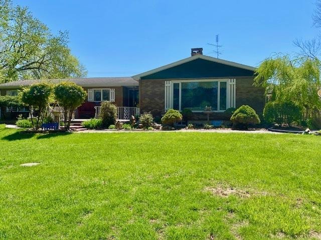 back of house featuring a lawn