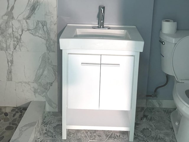 1908 Linden Ave, Waukegan, IL 60087 - bathroom with toilet, a tile shower, and vanity