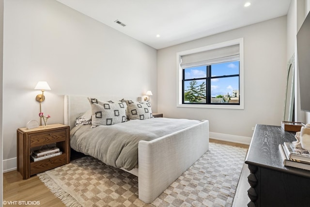 bedroom featuring light wood-style flooring, baseboards, and recessed lighting