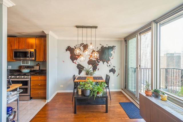 400 E Randolph St Unit 3918, Chicago, IL 60601 - dining space featuring plenty of natural light, light wood-style flooring, baseboards, and ornamental molding