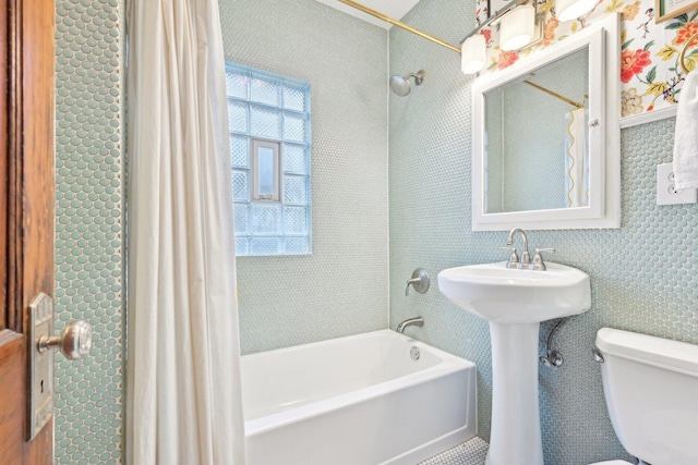1031 S Humphrey Ave, Oak Park, IL 60304 - full bath featuring shower / bath combination with curtain, toilet, and tile walls