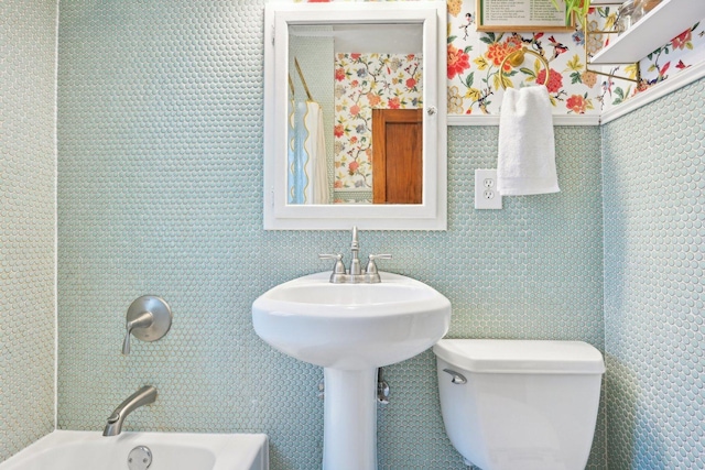1031 S Humphrey Ave, Oak Park, IL 60304 - full bathroom featuring a tub, toilet, a shower, and tile walls