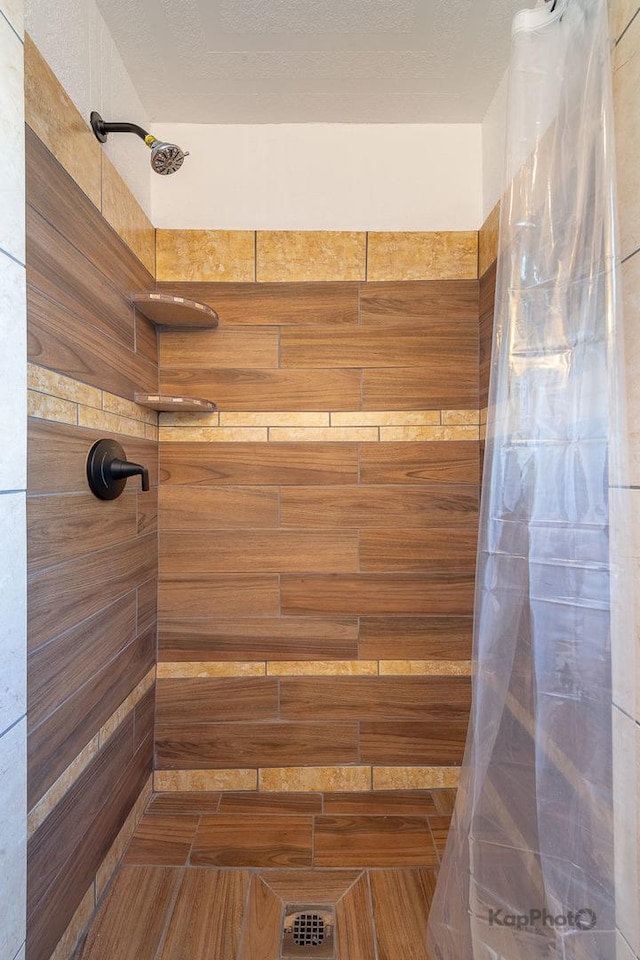 bathroom featuring tiled shower