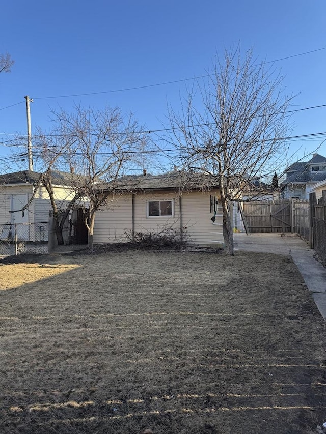 5343 W Warwick Ave, Chicago, IL 60641 - back of property featuring a fenced backyard