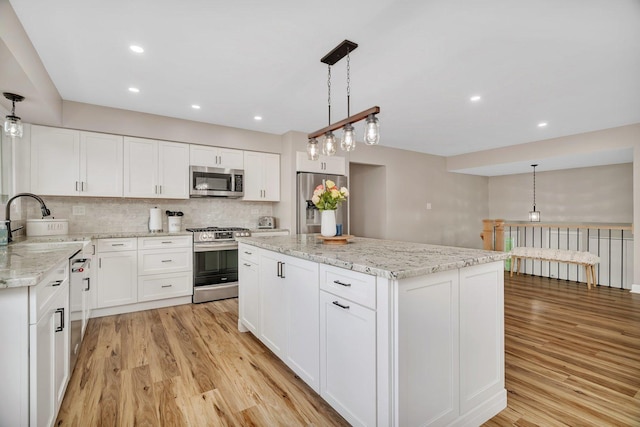 424 Falcon Ridge Way, Bolingbrook, IL 60440 - kitchen featuring appliances with stainless steel finishes, a sink, backsplash, light wood-type flooring, and recessed lighting