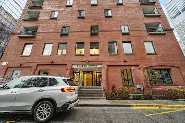 view of apartment building / complex