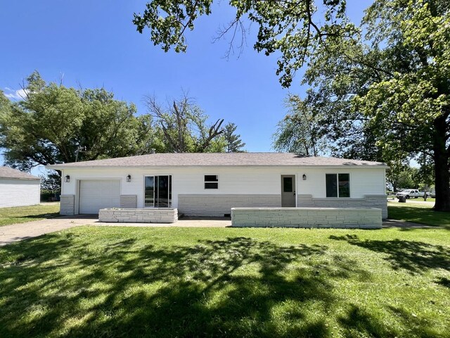 302 N Johnson St, Longview, IL 61852 - photo 1