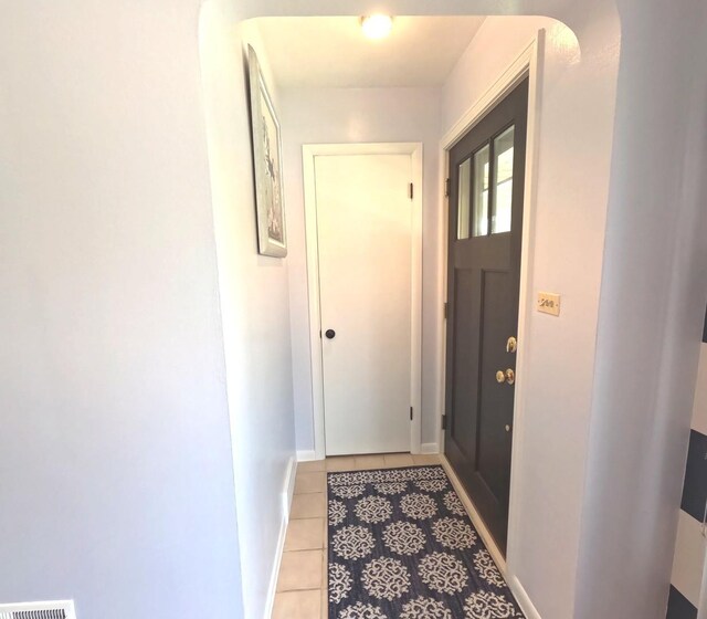 6209 N Nagle Ave, Chicago, IL 60646 - entryway featuring light tile patterned floors and baseboards