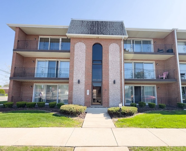 view of apartment building / complex