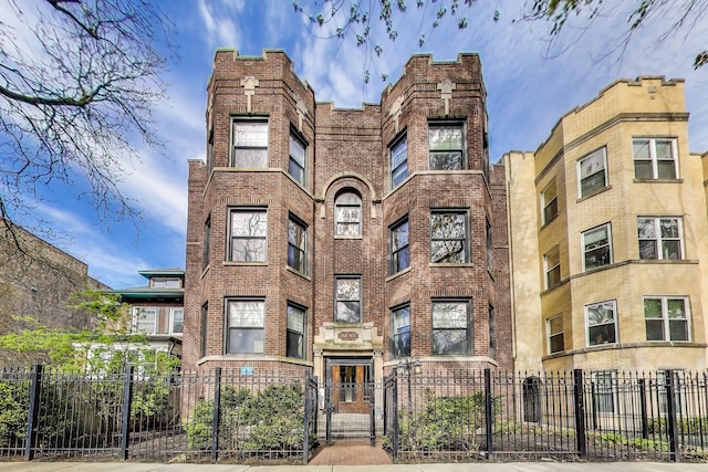 view of apartment building / complex featuring a fenced front yard