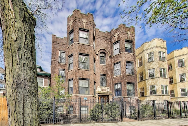 view of apartment building / complex