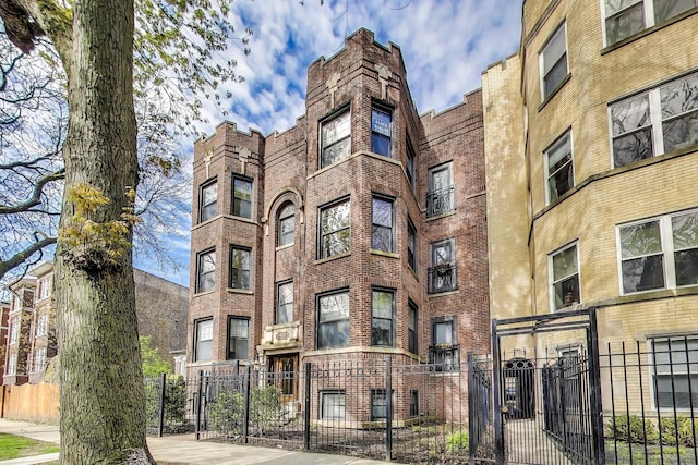 view of apartment building / complex