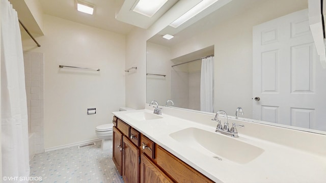 315 Carmelhead Ln, Schaumburg, IL 60193 - full bathroom featuring double vanity, baseboards, toilet, and shower / tub combo