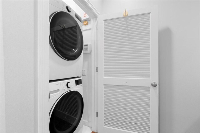 3616 N Janssen Ave Unit 2N, Chicago, IL 60613 - laundry area with stacked washer and clothes dryer