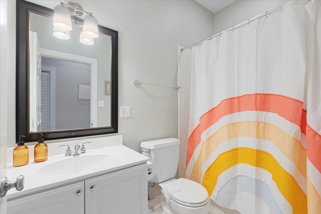 3616 N Janssen Ave Unit 2N, Chicago, IL 60613 - bathroom with toilet, vanity, and a shower with shower curtain