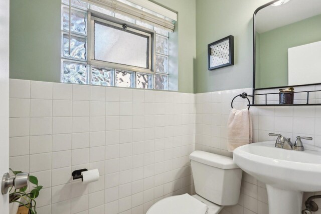 110 W Maude Ave, Arlington Heights, IL 60004 - bathroom featuring tile walls, toilet, and a sink