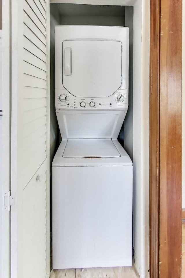 7657 N Osceola Ave, Niles, IL 60714 - laundry room featuring stacked washer / drying machine