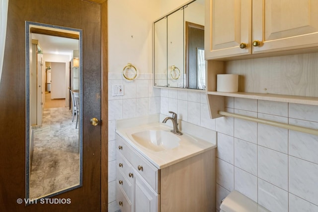 1527 W Amelia Ln, Addison, IL 60101 - bathroom featuring tile walls and vanity