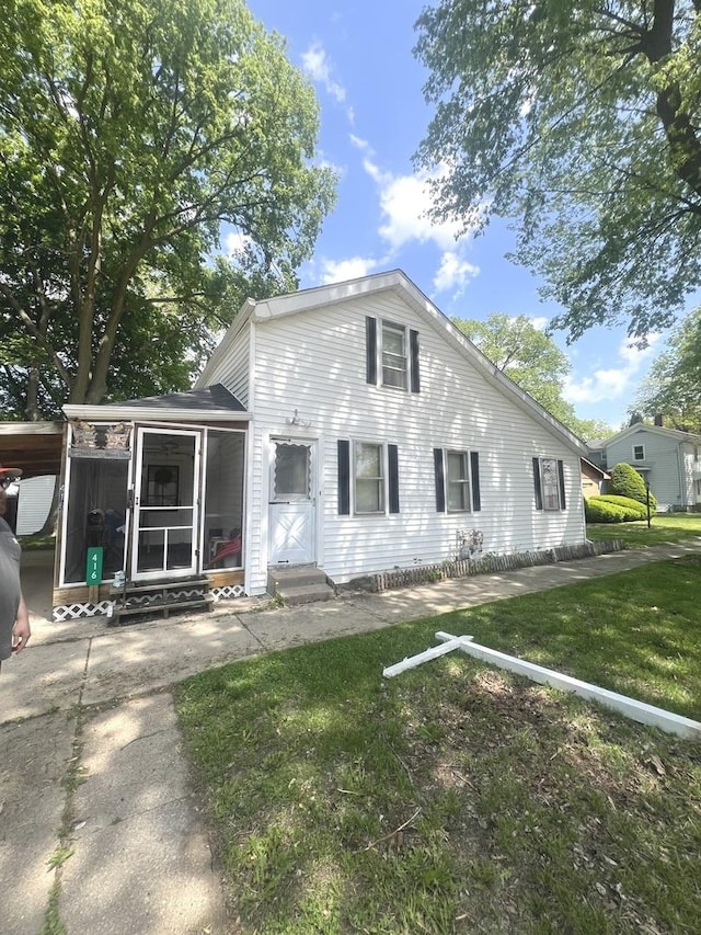 416 W Washington St, Morris, IL 60450 - back of house featuring entry steps and a lawn