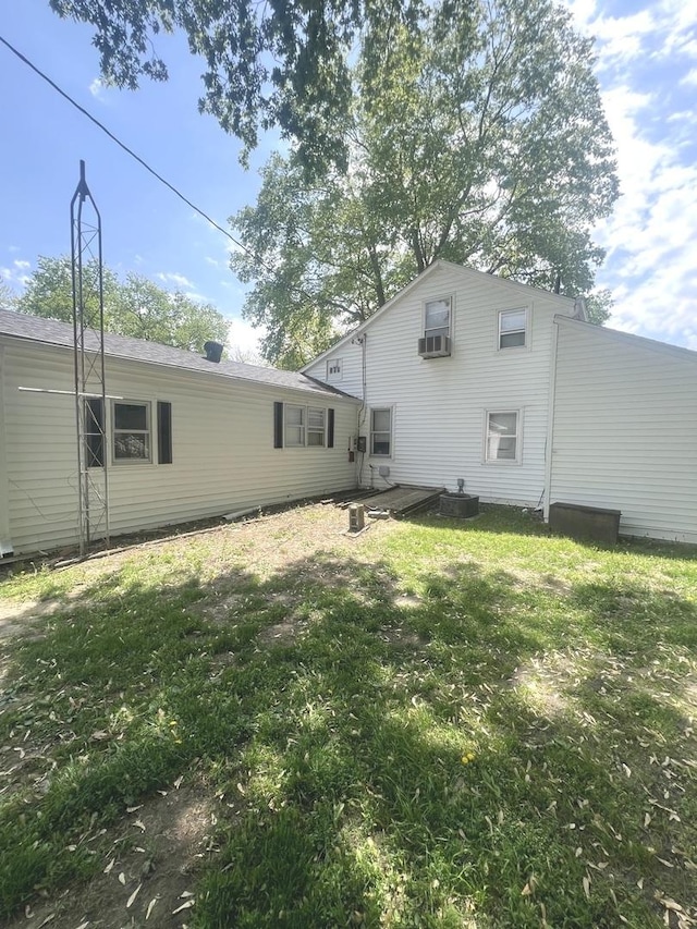 416 W Washington St, Morris, IL 60450 - back of property featuring a lawn