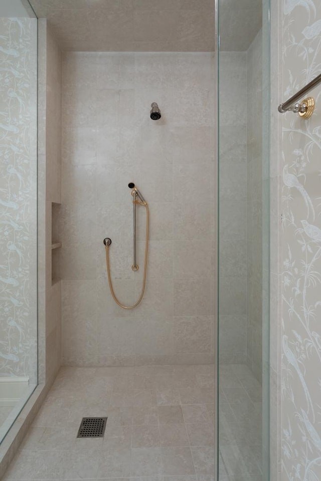 65 E Goethe St Unit 4N, Chicago, IL 60610 - bathroom with tiled shower and wallpapered walls